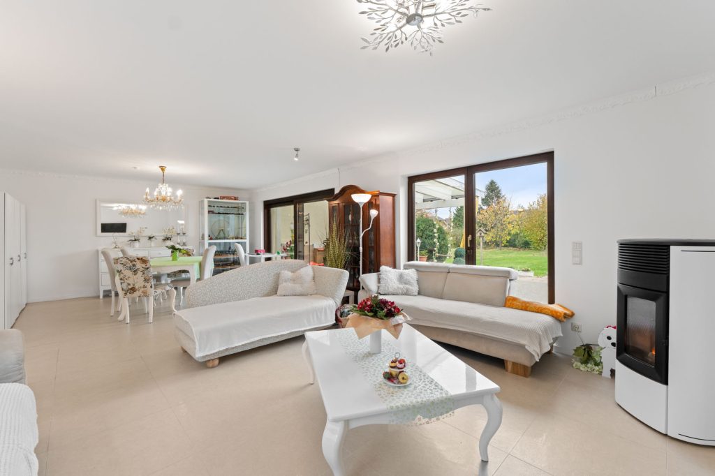Gütelhöfer Immobilien - Immobilienangebot - Rheinbach / Oberdress - Alle - NEUER PREIS! Großzügiges Einfamilienhaus mit großem Garten, Einbauküche und viel Potenzial