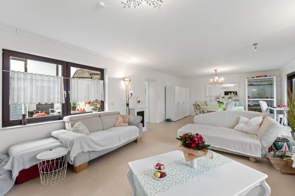 Gütelhöfer Immobilien - Immobilienangebot - Rheinbach / Oberdress - Alle - NEUER PREIS! Großzügiges Einfamilienhaus mit großem Garten, Einbauküche und viel Potenzial