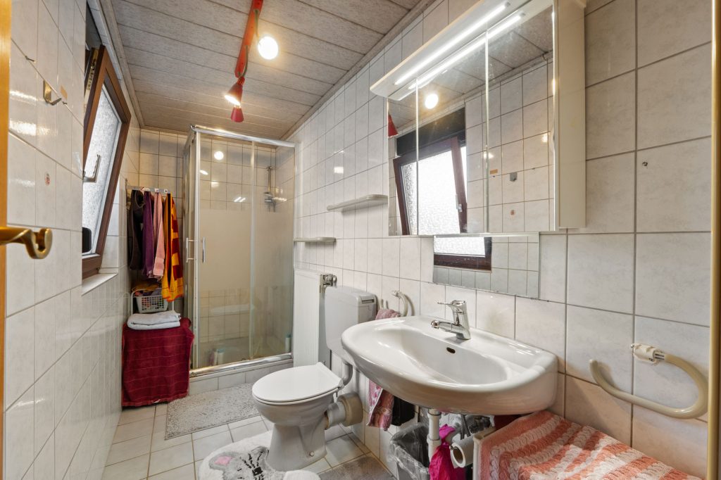 Gütelhöfer Immobilien - Immobilienangebot - Rheinbach / Oberdress - Alle - NEUER PREIS! Großzügiges Einfamilienhaus mit großem Garten, Einbauküche und viel Potenzial
