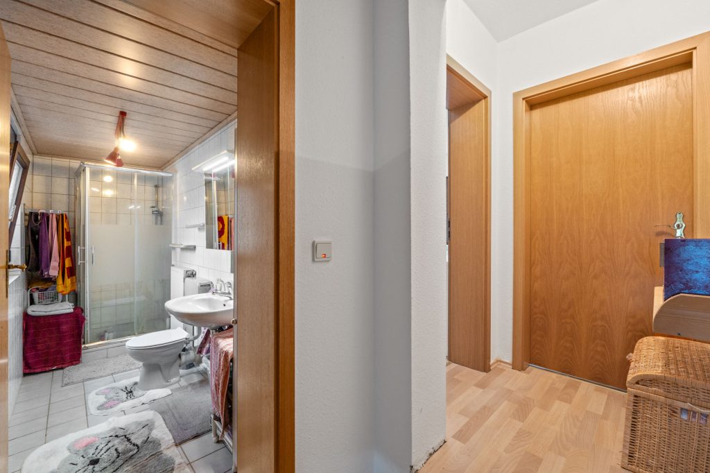 Gütelhöfer Immobilien - Immobilienangebot - Rheinbach / Oberdress - Alle - NEUER PREIS! Großzügiges Einfamilienhaus mit großem Garten, Einbauküche und viel Potenzial