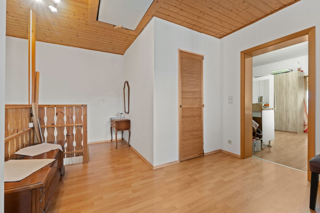 Gütelhöfer Immobilien - Immobilienangebot - Rheinbach / Oberdress - Alle - NEUER PREIS! Großzügiges Einfamilienhaus mit großem Garten, Einbauküche und viel Potenzial