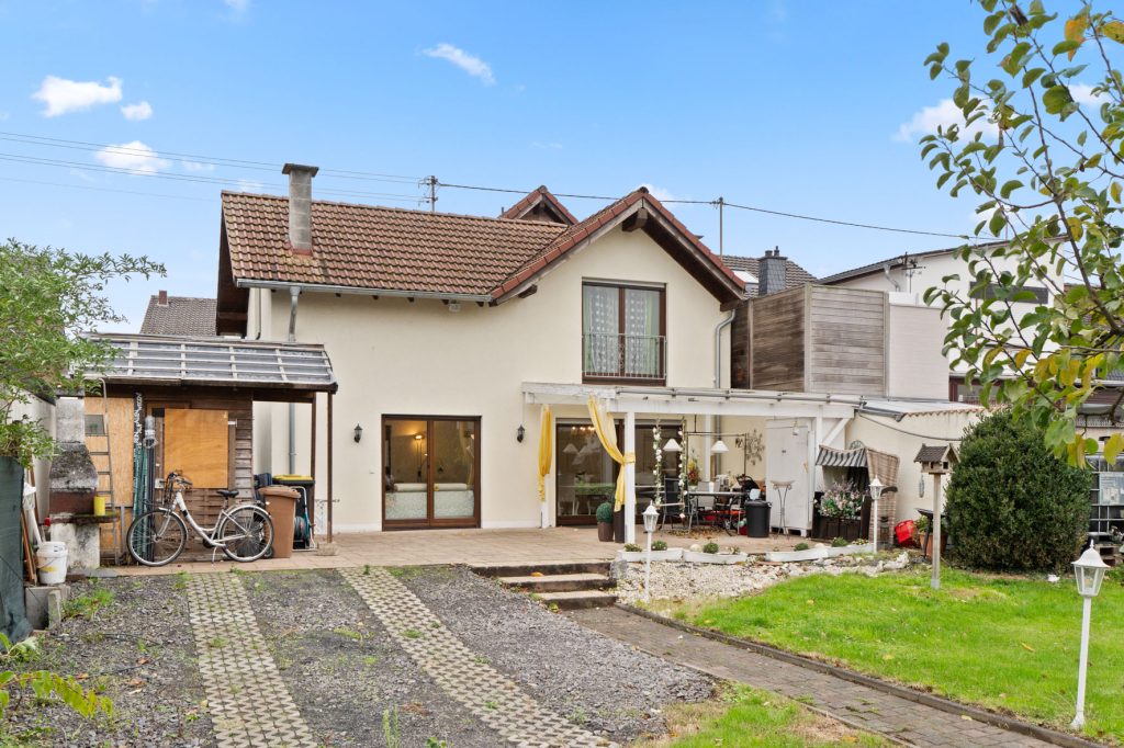 Gütelhöfer Immobilien - Immobilienangebot - Rheinbach / Oberdress - Alle - NEUER PREIS! Großzügiges Einfamilienhaus mit großem Garten, Einbauküche und viel Potenzial