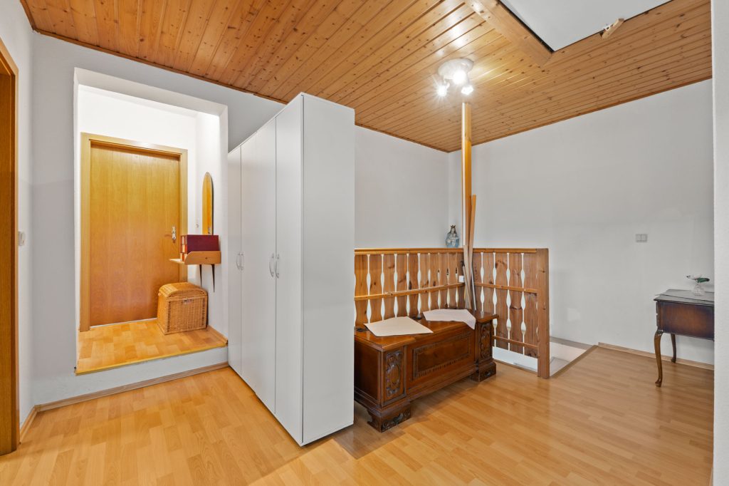 Gütelhöfer Immobilien - Immobilienangebot - Rheinbach / Oberdress - Alle - NEUER PREIS! Großzügiges Einfamilienhaus mit großem Garten, Einbauküche und viel Potenzial