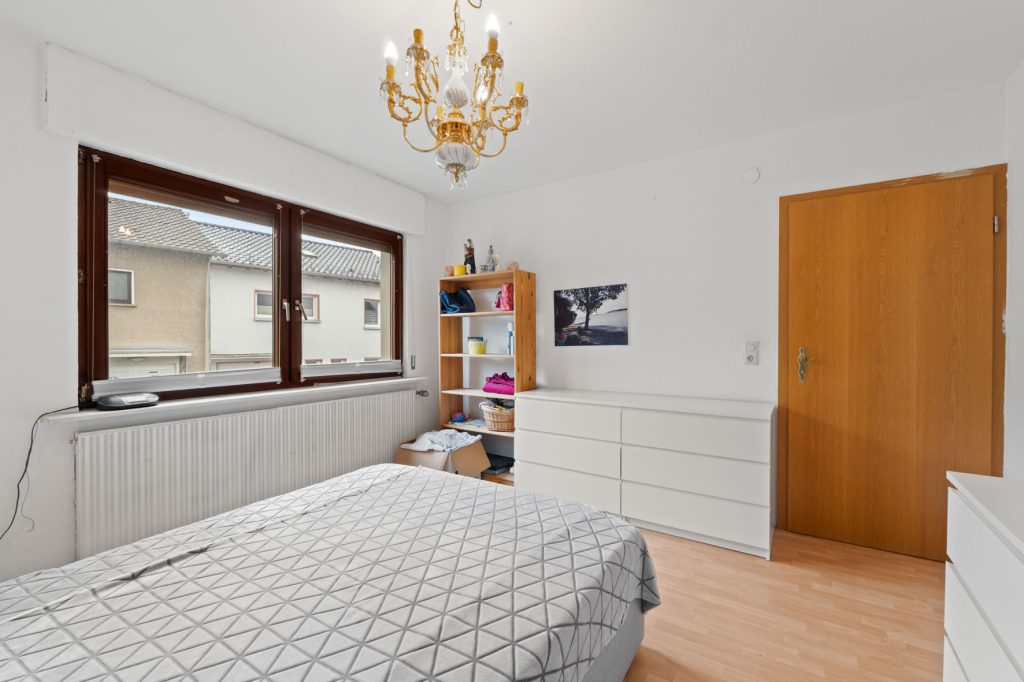 Gütelhöfer Immobilien - Immobilienangebot - Rheinbach / Oberdress - Alle - NEUER PREIS! Großzügiges Einfamilienhaus mit großem Garten, Einbauküche und viel Potenzial
