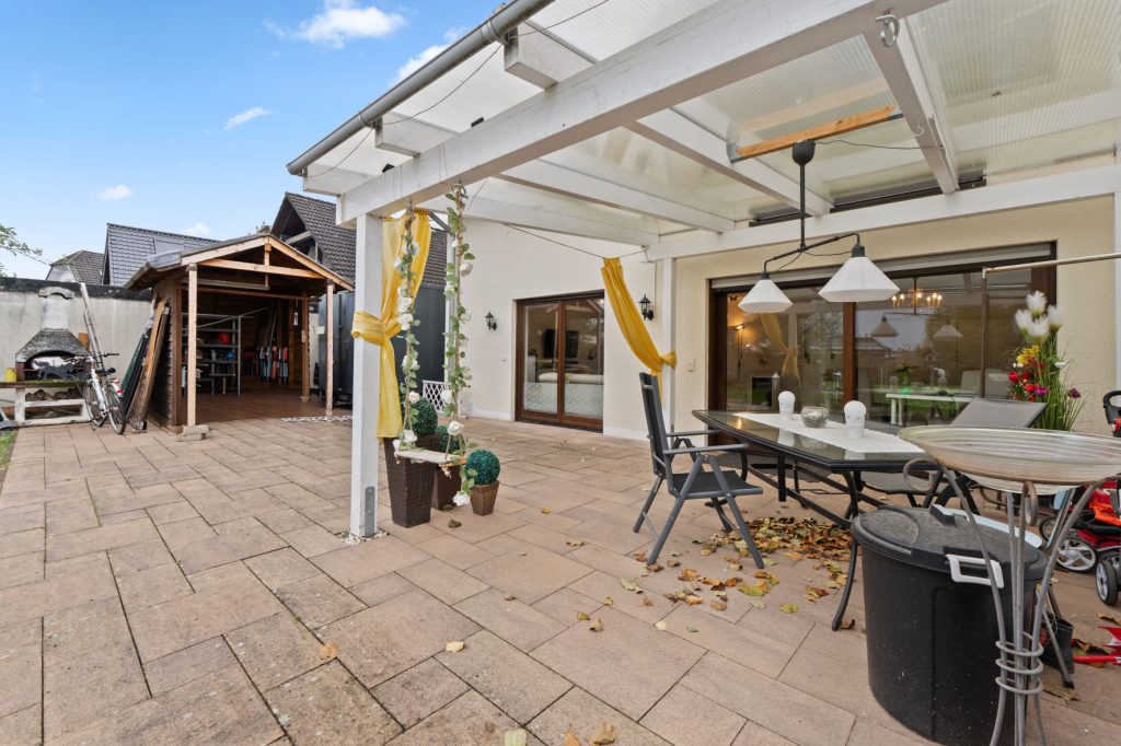 Gütelhöfer Immobilien - Immobilienangebot - Rheinbach / Oberdress - Alle - NEUER PREIS! Großzügiges Einfamilienhaus mit großem Garten, Einbauküche und viel Potenzial