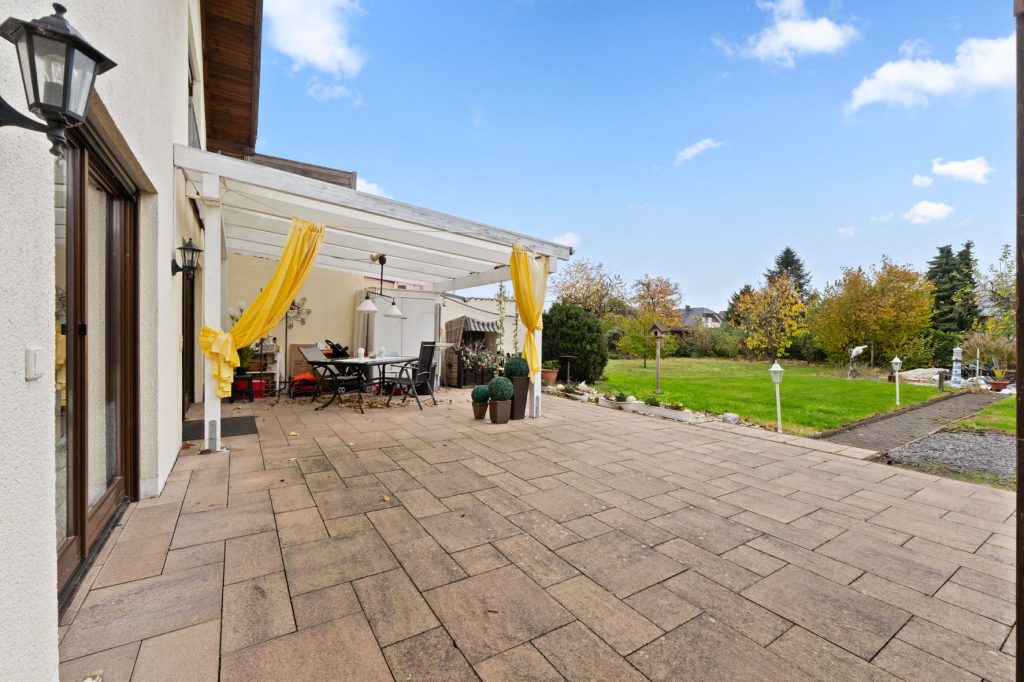 Gütelhöfer Immobilien - Immobilienangebot - Rheinbach / Oberdress - Alle - NEUER PREIS! Großzügiges Einfamilienhaus mit großem Garten, Einbauküche und viel Potenzial