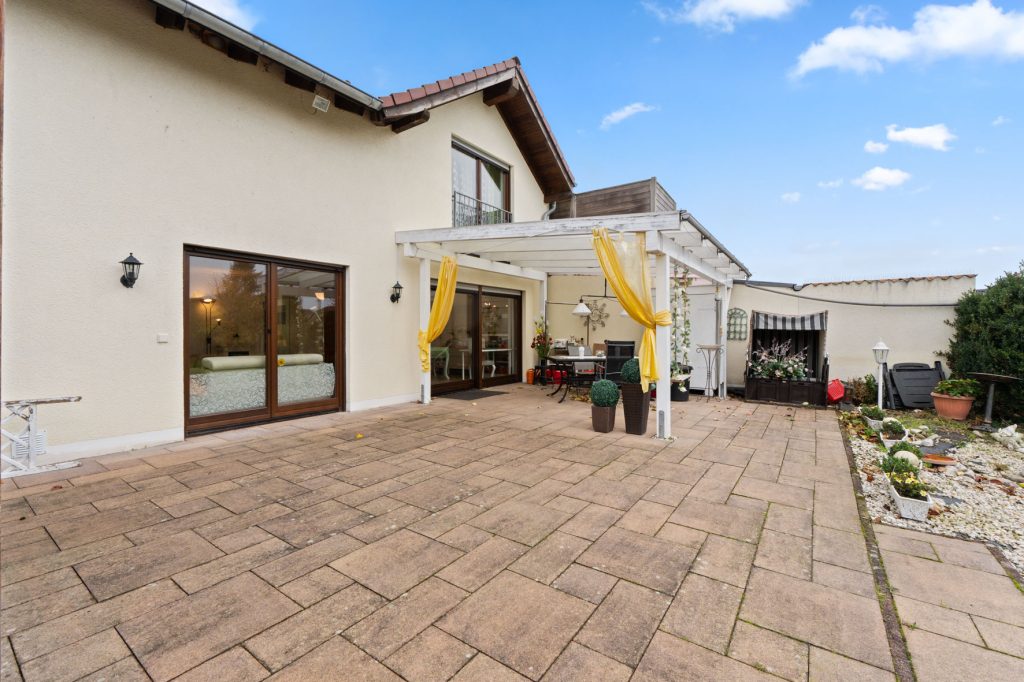 Gütelhöfer Immobilien - Immobilienangebot - Rheinbach / Oberdress - Alle - NEUER PREIS! Großzügiges Einfamilienhaus mit großem Garten, Einbauküche und viel Potenzial