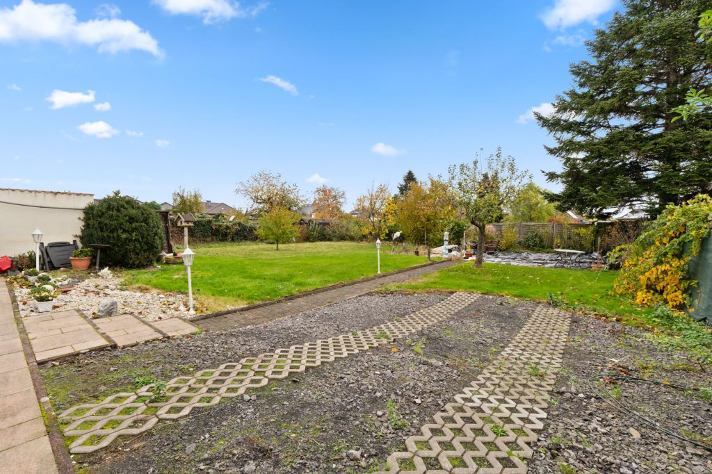 Gütelhöfer Immobilien - Immobilienangebot - Rheinbach / Oberdress - Alle - NEUER PREIS! Großzügiges Einfamilienhaus mit großem Garten, Einbauküche und viel Potenzial