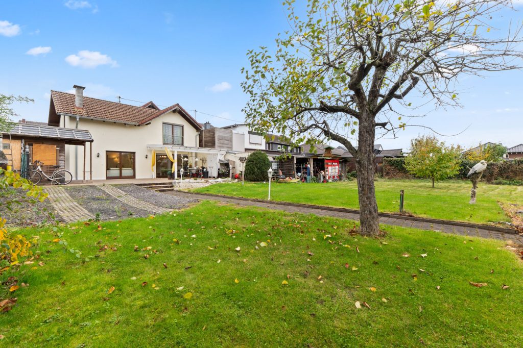 Gütelhöfer Immobilien - Immobilienangebot - Rheinbach / Oberdress - Alle - NEUER PREIS! Großzügiges Einfamilienhaus mit großem Garten, Einbauküche und viel Potenzial