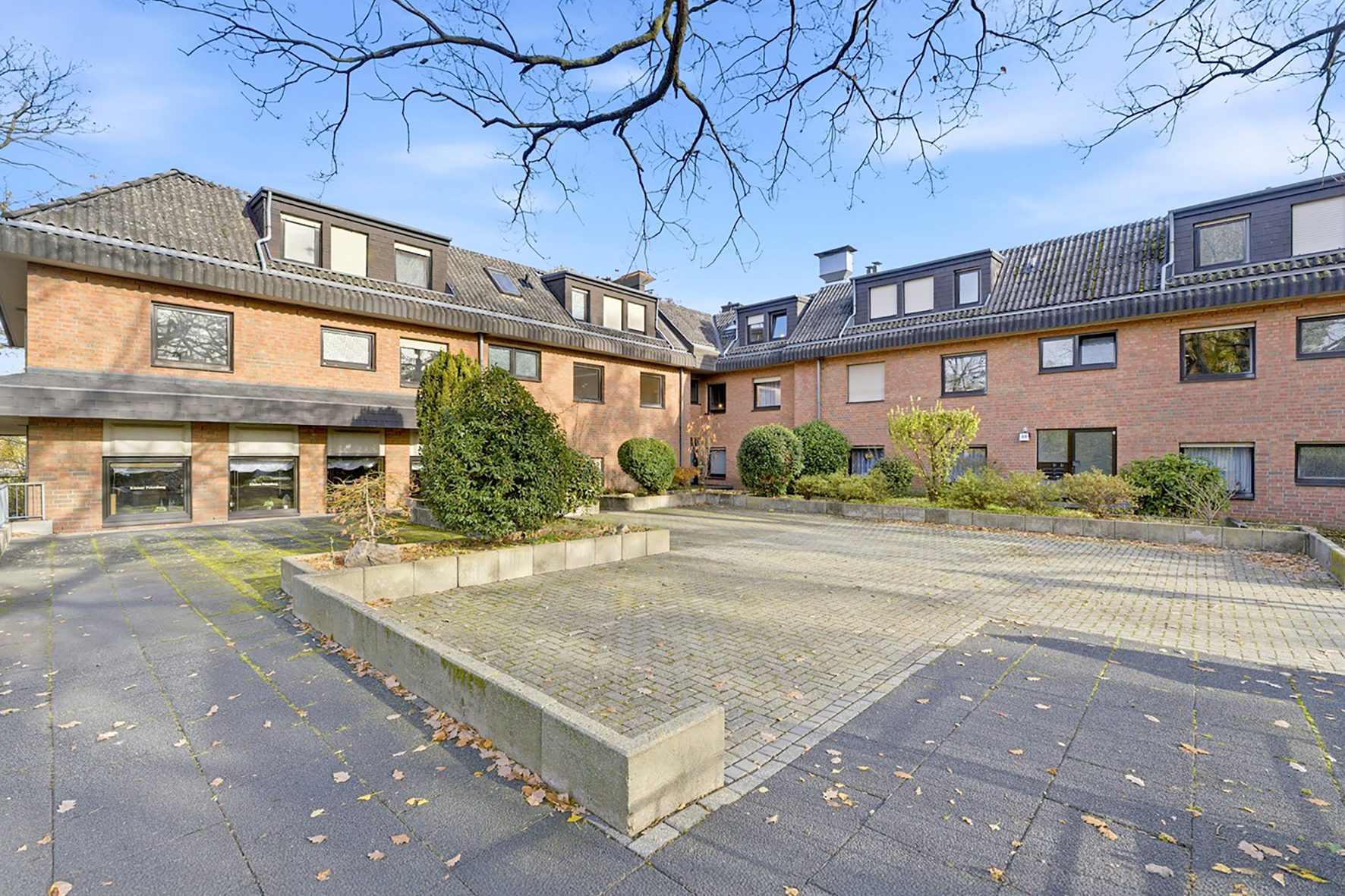 Gütelhöfer Immobilien - Immobilienangebot - Bonn / Hardtberg - Alle - Charmante und bezugsfreie Dreiraumwohnung Nähe BMVg mit Balkon und Tiefgaragenstellplatz