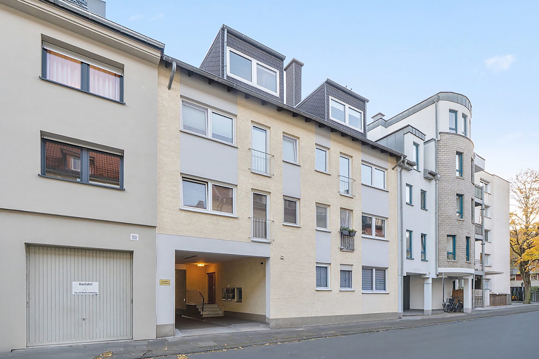 Gütelhöfer Immobilien - Immobilienangebot - Bonn / Castell - Alle - Solides 458m² Investment in Bonn/Castell! 12-Parteienhaus mit 9 Apartments, 3 Wohnungen u. 2 Garagen