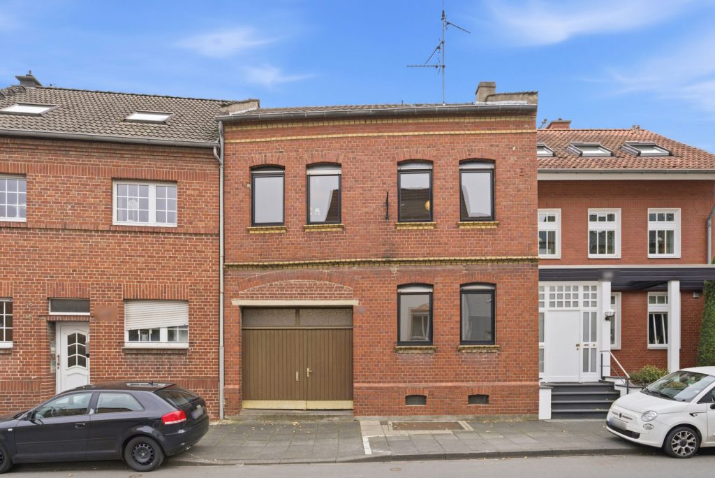 Gütelhöfer Immobilien - Immobilienangebot - Alfter / Witterschlick - Alle - Gemütliches Einfamilienhaus mit separater Zufahrt, Unterständen und Garage in Witterschlick