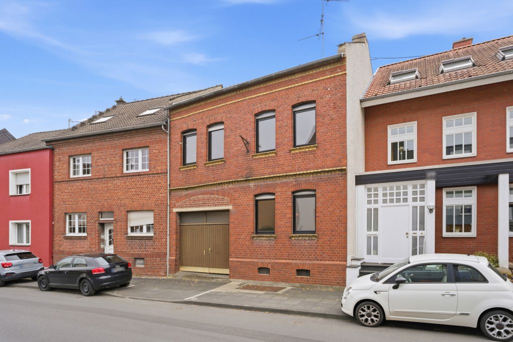 Gütelhöfer Immobilien - Immobilienangebot - Alfter / Witterschlick - Alle - Gemütliches Einfamilienhaus mit separater Zufahrt, Unterständen und Garage in Witterschlick
