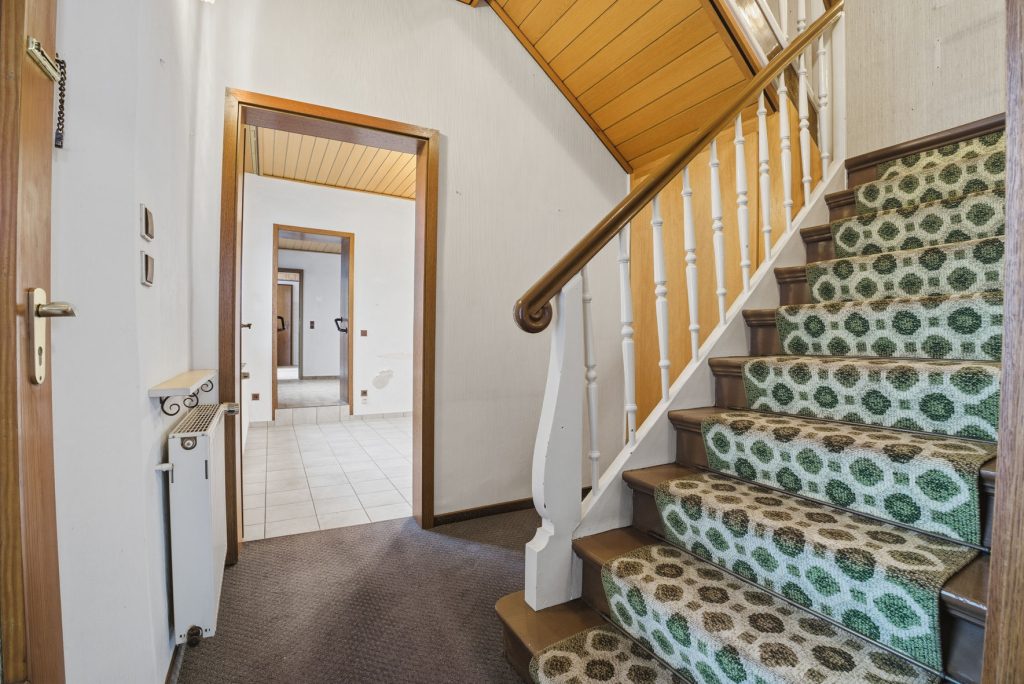 Gütelhöfer Immobilien - Immobilienangebot - Alfter / Witterschlick - Alle - Gemütliches Einfamilienhaus mit separater Zufahrt, Unterständen und Garage in Witterschlick