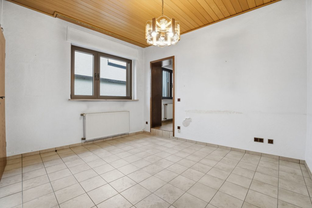 Gütelhöfer Immobilien - Immobilienangebot - Alfter / Witterschlick - Alle - Gemütliches Einfamilienhaus mit separater Zufahrt, Unterständen und Garage in Witterschlick