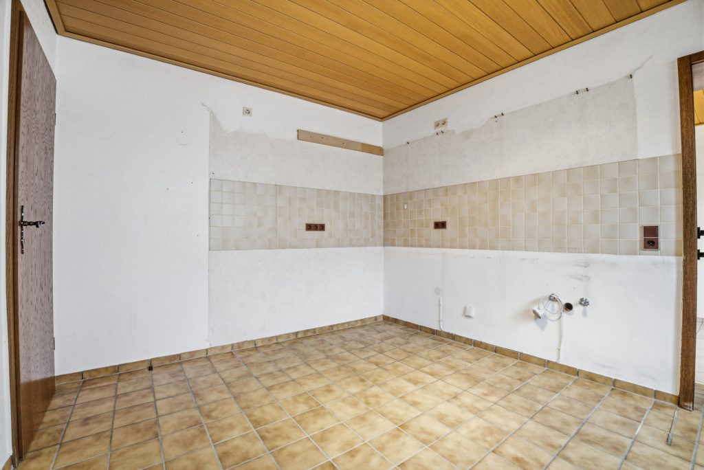 Gütelhöfer Immobilien - Immobilienangebot - Alfter / Witterschlick - Alle - Gemütliches Einfamilienhaus mit separater Zufahrt, Unterständen und Garage in Witterschlick
