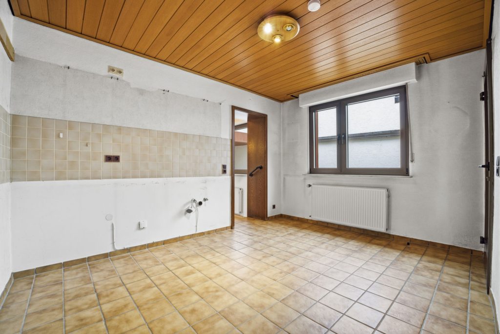 Gütelhöfer Immobilien - Immobilienangebot - Alfter / Witterschlick - Alle - Gemütliches Einfamilienhaus mit separater Zufahrt, Unterständen und Garage in Witterschlick
