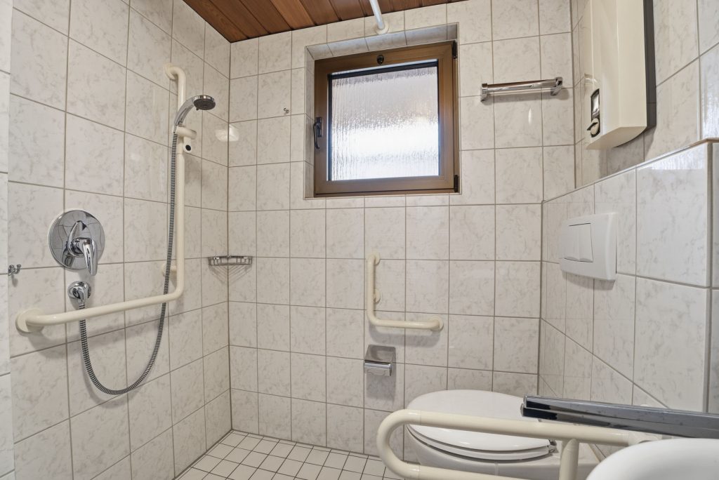 Gütelhöfer Immobilien - Immobilienangebot - Alfter / Witterschlick - Alle - Gemütliches Einfamilienhaus mit separater Zufahrt, Unterständen und Garage in Witterschlick
