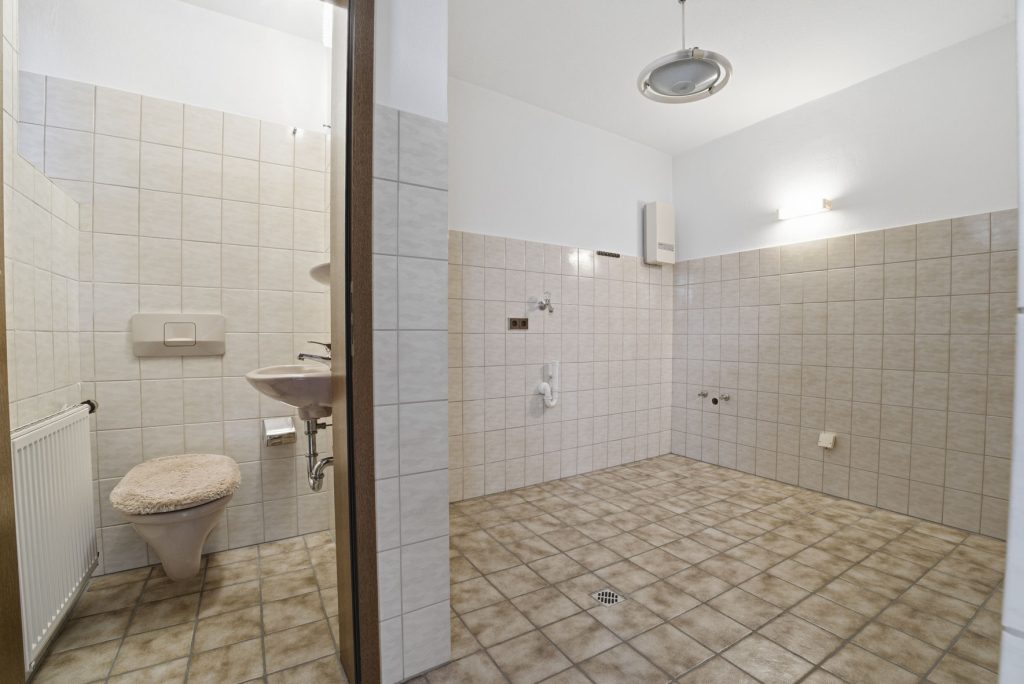 Gütelhöfer Immobilien - Immobilienangebot - Alfter / Witterschlick - Alle - Gemütliches Einfamilienhaus mit separater Zufahrt, Unterständen und Garage in Witterschlick
