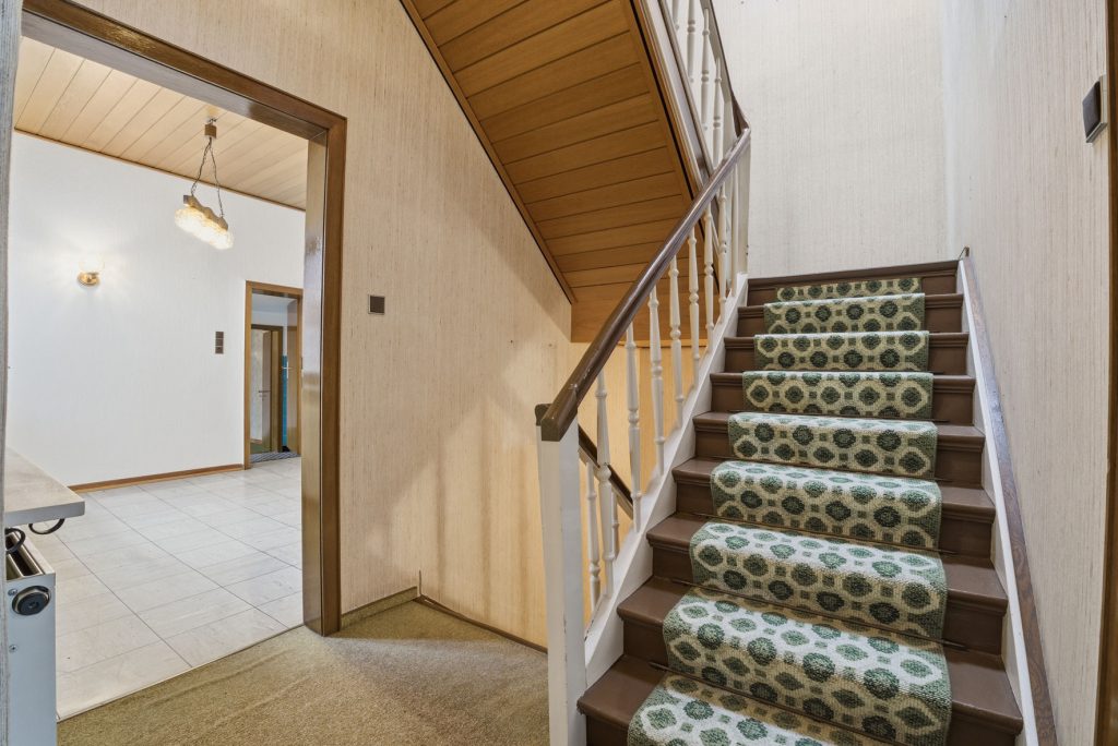 Gütelhöfer Immobilien - Immobilienangebot - Alfter / Witterschlick - Alle - Gemütliches Einfamilienhaus mit separater Zufahrt, Unterständen und Garage in Witterschlick