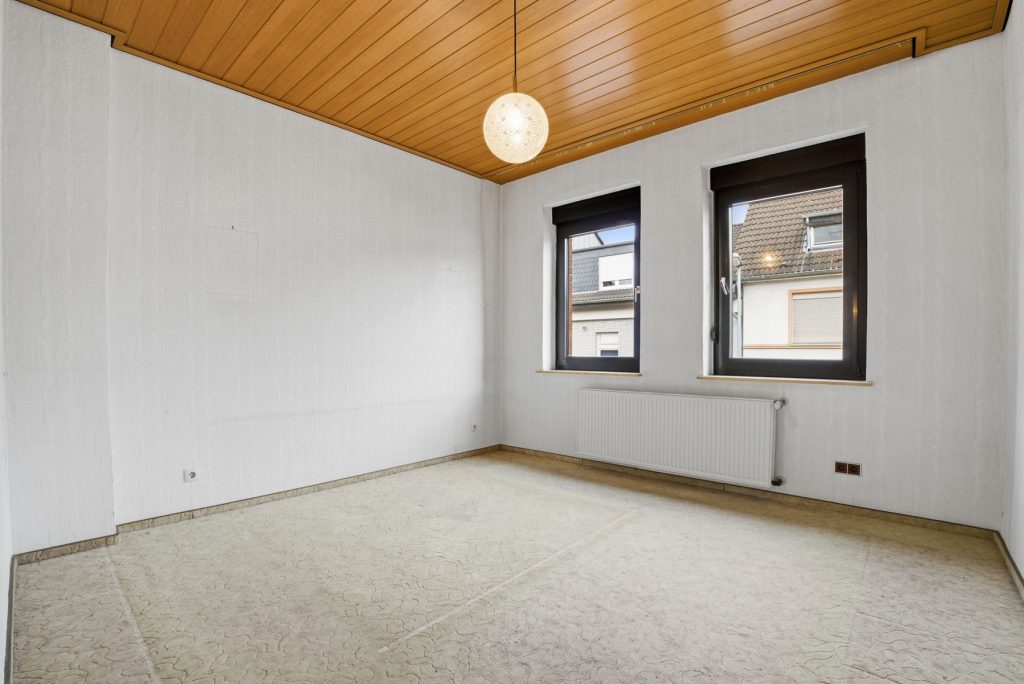 Gütelhöfer Immobilien - Immobilienangebot - Alfter / Witterschlick - Alle - Gemütliches Einfamilienhaus mit separater Zufahrt, Unterständen und Garage in Witterschlick