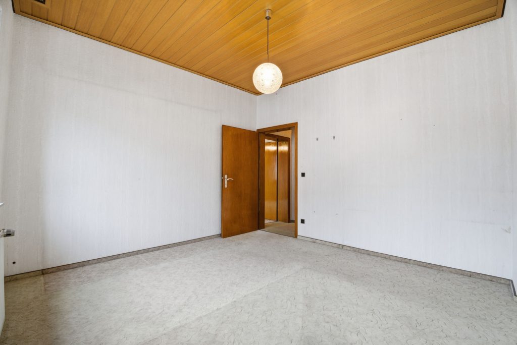 Gütelhöfer Immobilien - Immobilienangebot - Alfter / Witterschlick - Alle - Gemütliches Einfamilienhaus mit separater Zufahrt, Unterständen und Garage in Witterschlick