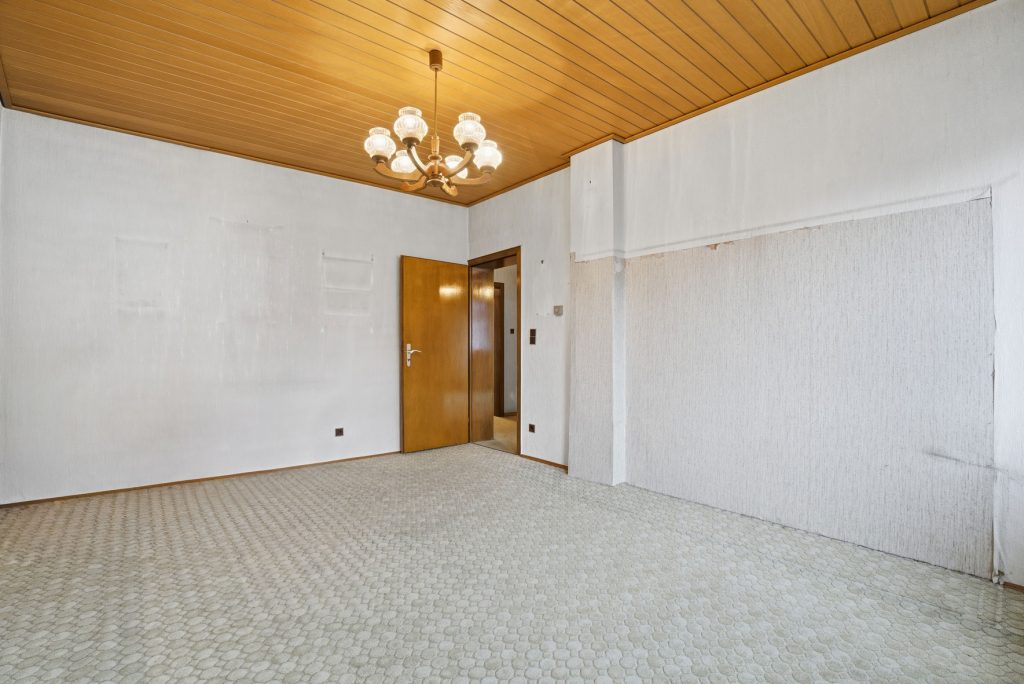 Gütelhöfer Immobilien - Immobilienangebot - Alfter / Witterschlick - Alle - Gemütliches Einfamilienhaus mit separater Zufahrt, Unterständen und Garage in Witterschlick