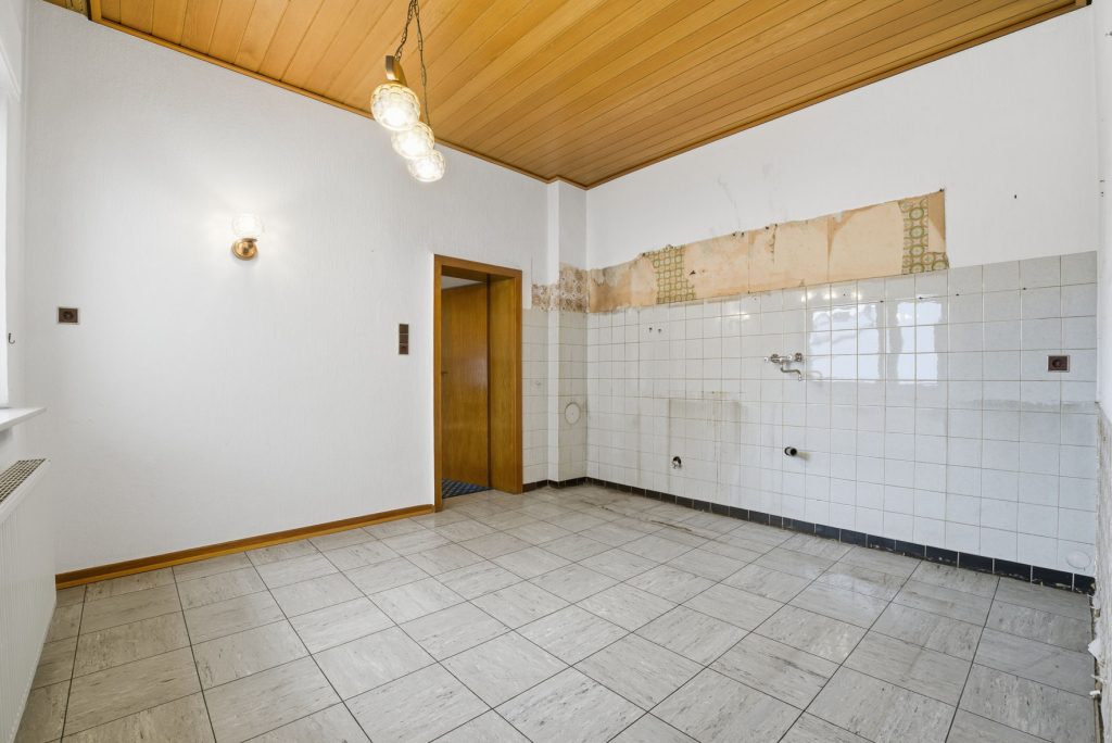Gütelhöfer Immobilien - Immobilienangebot - Alfter / Witterschlick - Alle - Gemütliches Einfamilienhaus mit separater Zufahrt, Unterständen und Garage in Witterschlick