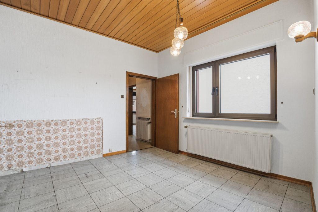 Gütelhöfer Immobilien - Immobilienangebot - Alfter / Witterschlick - Alle - Gemütliches Einfamilienhaus mit separater Zufahrt, Unterständen und Garage in Witterschlick