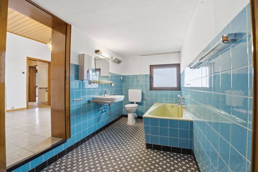 Gütelhöfer Immobilien - Immobilienangebot - Alfter / Witterschlick - Alle - Gemütliches Einfamilienhaus mit separater Zufahrt, Unterständen und Garage in Witterschlick