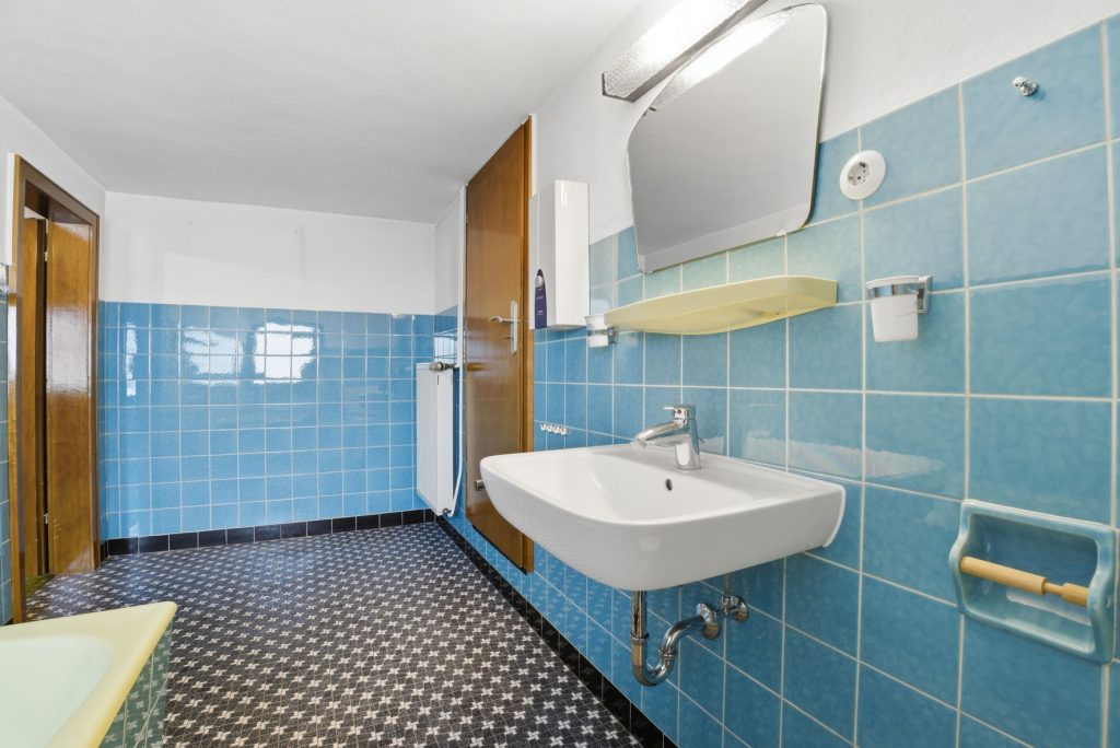 Gütelhöfer Immobilien - Immobilienangebot - Alfter / Witterschlick - Alle - Gemütliches Einfamilienhaus mit separater Zufahrt, Unterständen und Garage in Witterschlick