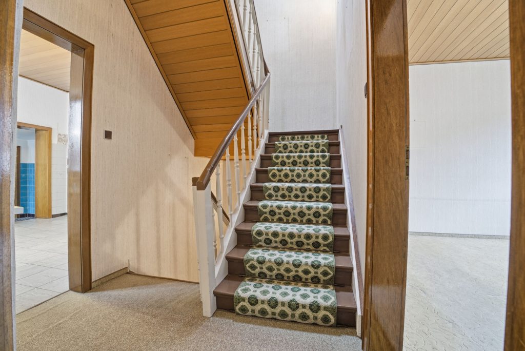 Gütelhöfer Immobilien - Immobilienangebot - Alfter / Witterschlick - Alle - Gemütliches Einfamilienhaus mit separater Zufahrt, Unterständen und Garage in Witterschlick