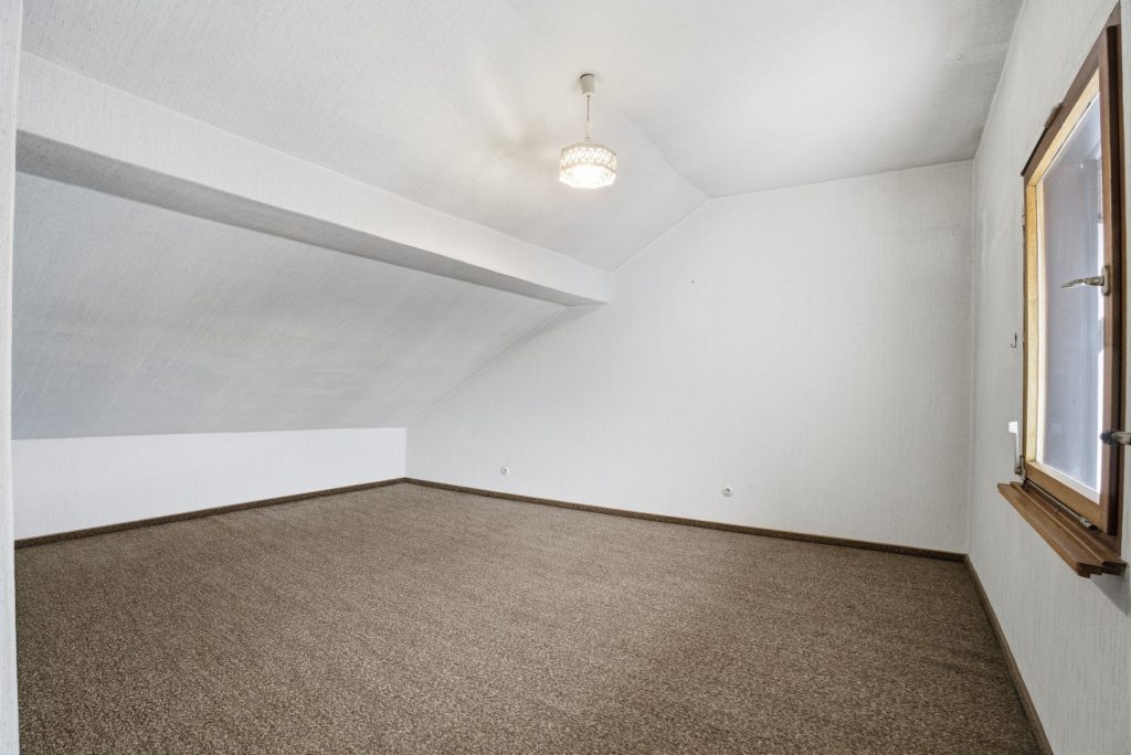 Gütelhöfer Immobilien - Immobilienangebot - Alfter / Witterschlick - Alle - Gemütliches Einfamilienhaus mit separater Zufahrt, Unterständen und Garage in Witterschlick