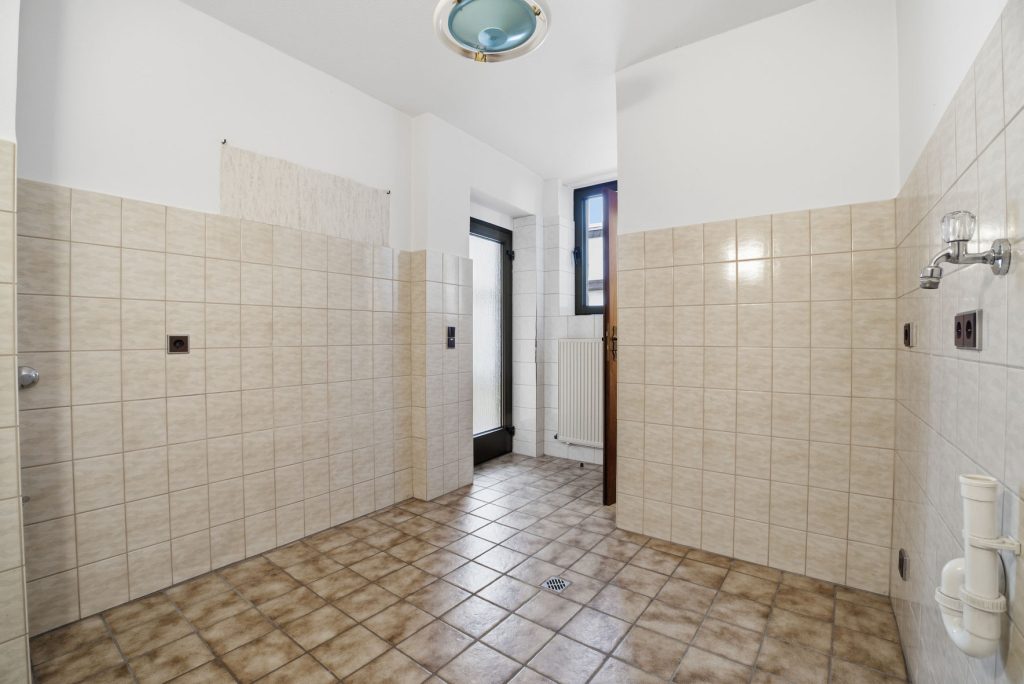 Gütelhöfer Immobilien - Immobilienangebot - Alfter / Witterschlick - Alle - Gemütliches Einfamilienhaus mit separater Zufahrt, Unterständen und Garage in Witterschlick