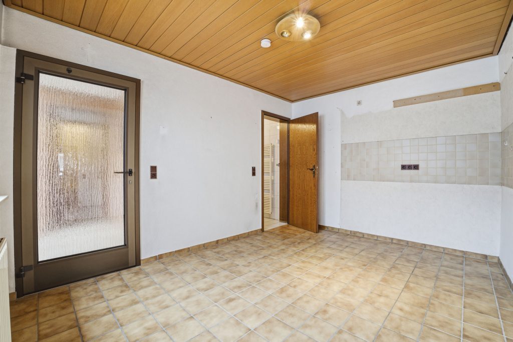 Gütelhöfer Immobilien - Immobilienangebot - Alfter / Witterschlick - Alle - Gemütliches Einfamilienhaus mit separater Zufahrt, Unterständen und Garage in Witterschlick