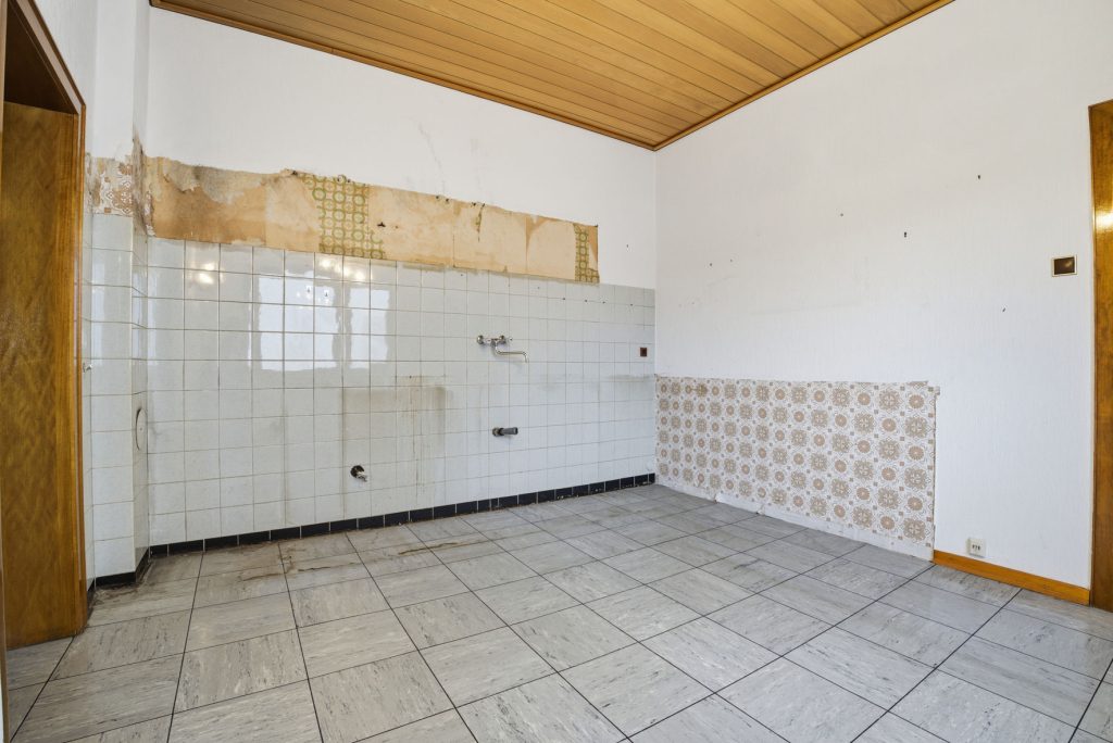 Gütelhöfer Immobilien - Immobilienangebot - Alfter / Witterschlick - Alle - Gemütliches Einfamilienhaus mit separater Zufahrt, Unterständen und Garage in Witterschlick