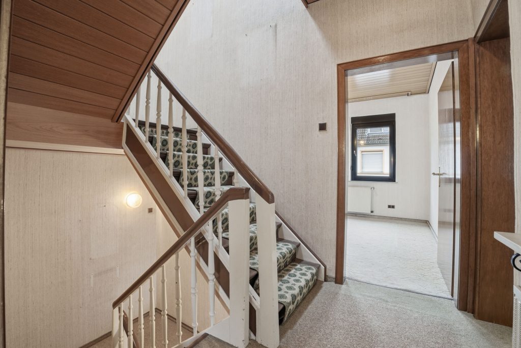 Gütelhöfer Immobilien - Immobilienangebot - Alfter / Witterschlick - Alle - Gemütliches Einfamilienhaus mit separater Zufahrt, Unterständen und Garage in Witterschlick