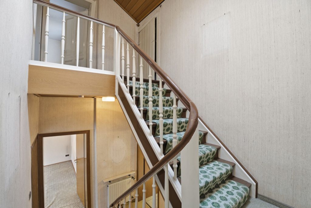 Gütelhöfer Immobilien - Immobilienangebot - Alfter / Witterschlick - Alle - Gemütliches Einfamilienhaus mit separater Zufahrt, Unterständen und Garage in Witterschlick