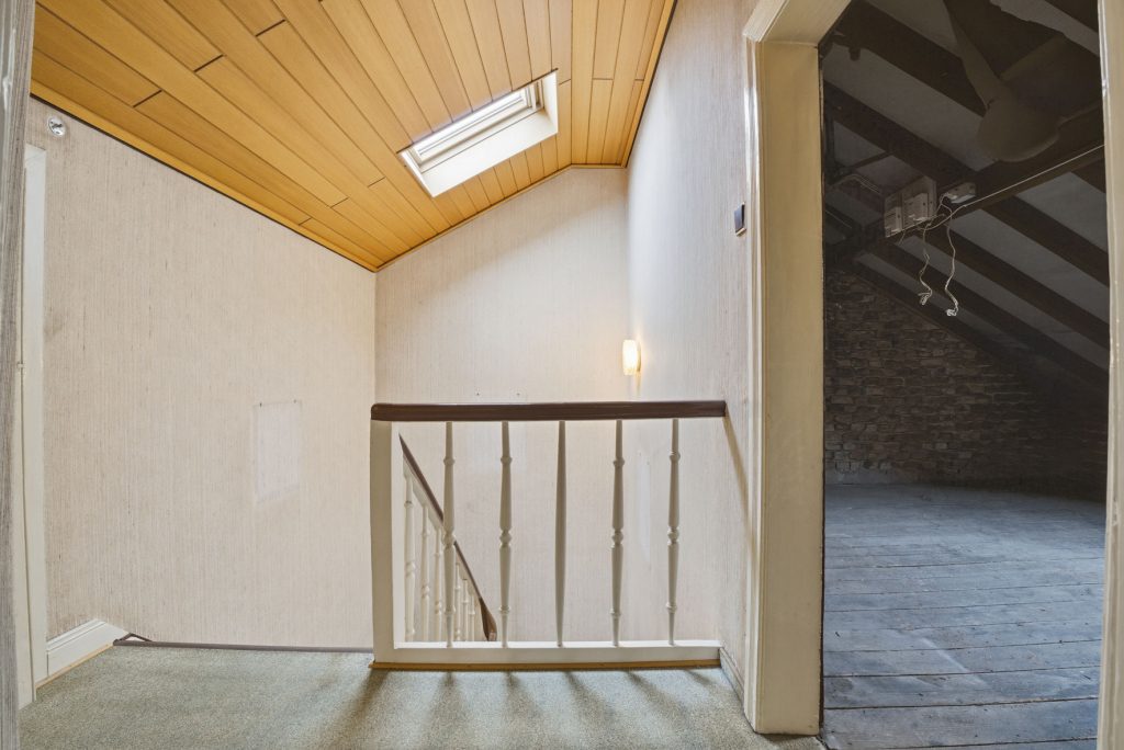 Gütelhöfer Immobilien - Immobilienangebot - Alfter / Witterschlick - Alle - Gemütliches Einfamilienhaus mit separater Zufahrt, Unterständen und Garage in Witterschlick