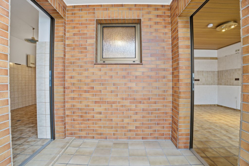 Gütelhöfer Immobilien - Immobilienangebot - Alfter / Witterschlick - Alle - Gemütliches Einfamilienhaus mit separater Zufahrt, Unterständen und Garage in Witterschlick