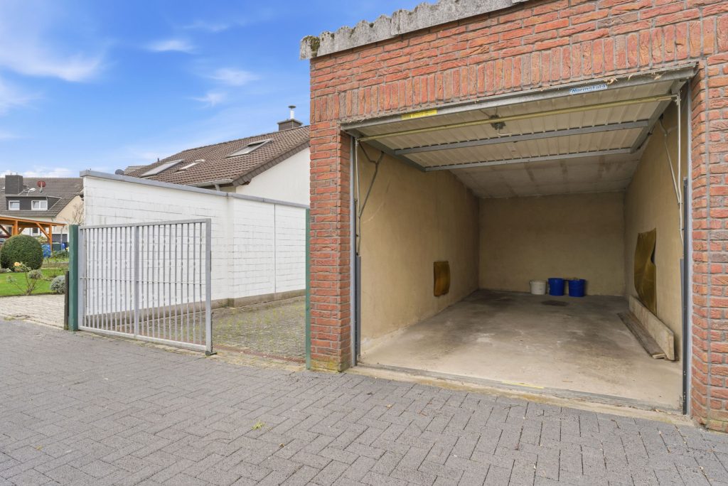 Gütelhöfer Immobilien - Immobilienangebot - Alfter / Witterschlick - Alle - Gemütliches Einfamilienhaus mit separater Zufahrt, Unterständen und Garage in Witterschlick