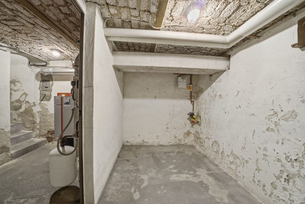 Gütelhöfer Immobilien - Immobilienangebot - Alfter / Witterschlick - Alle - Gemütliches Einfamilienhaus mit separater Zufahrt, Unterständen und Garage in Witterschlick