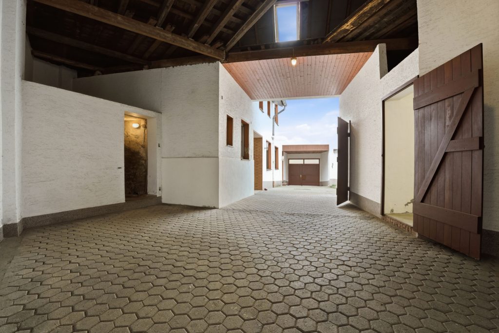Gütelhöfer Immobilien - Immobilienangebot - Alfter / Witterschlick - Alle - Gemütliches Einfamilienhaus mit separater Zufahrt, Unterständen und Garage in Witterschlick