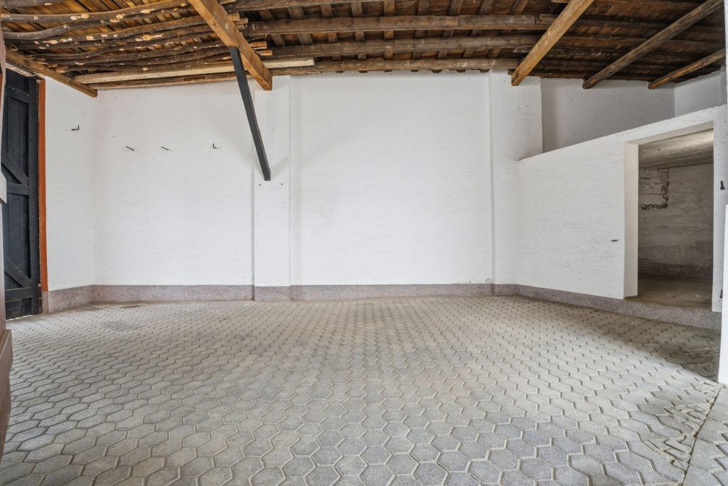 Gütelhöfer Immobilien - Immobilienangebot - Alfter / Witterschlick - Alle - Gemütliches Einfamilienhaus mit separater Zufahrt, Unterständen und Garage in Witterschlick