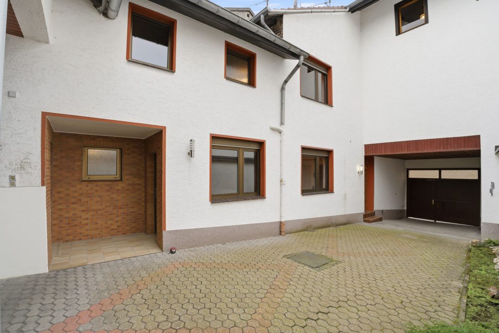 Gütelhöfer Immobilien - Immobilienangebot - Alfter / Witterschlick - Alle - Gemütliches Einfamilienhaus mit separater Zufahrt, Unterständen und Garage in Witterschlick
