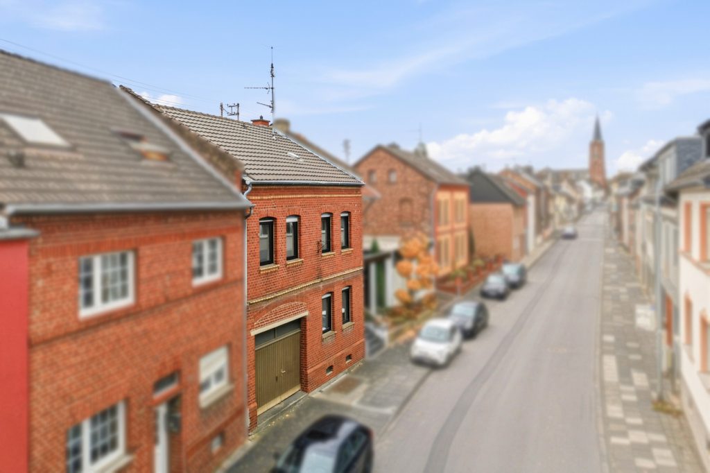 Gütelhöfer Immobilien - Immobilienangebot - Alfter / Witterschlick - Alle - Gemütliches Einfamilienhaus mit separater Zufahrt, Unterständen und Garage in Witterschlick