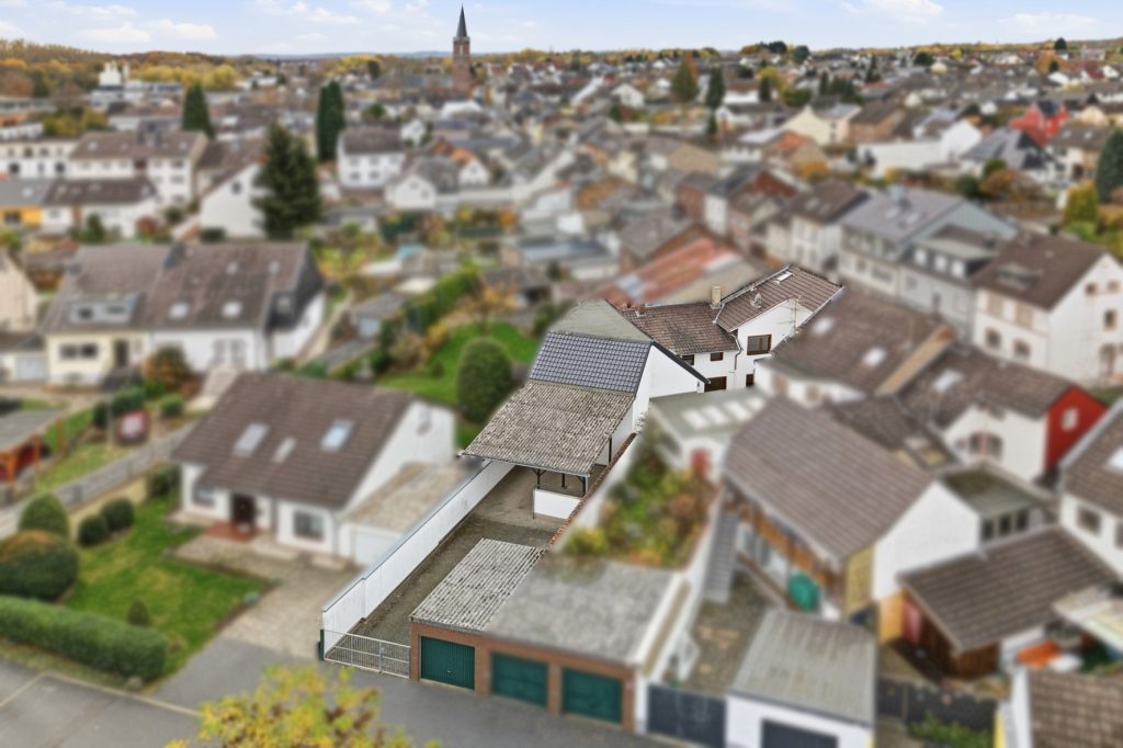 Gütelhöfer Immobilien - Immobilienangebot - Alfter / Witterschlick - Alle - Gemütliches Einfamilienhaus mit separater Zufahrt, Unterständen und Garage in Witterschlick