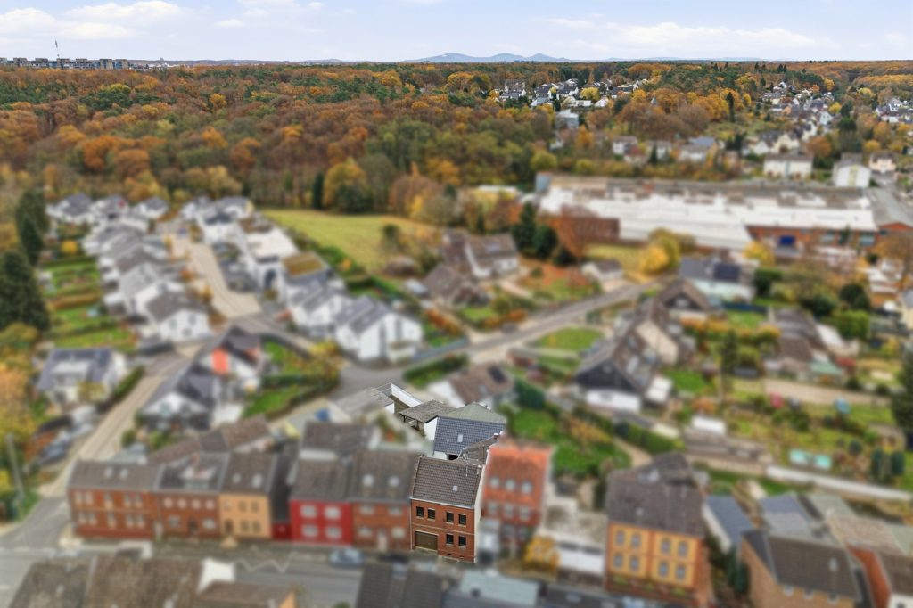 Gütelhöfer Immobilien - Immobilienangebot - Alfter / Witterschlick - Alle - Gemütliches Einfamilienhaus mit separater Zufahrt, Unterständen und Garage in Witterschlick