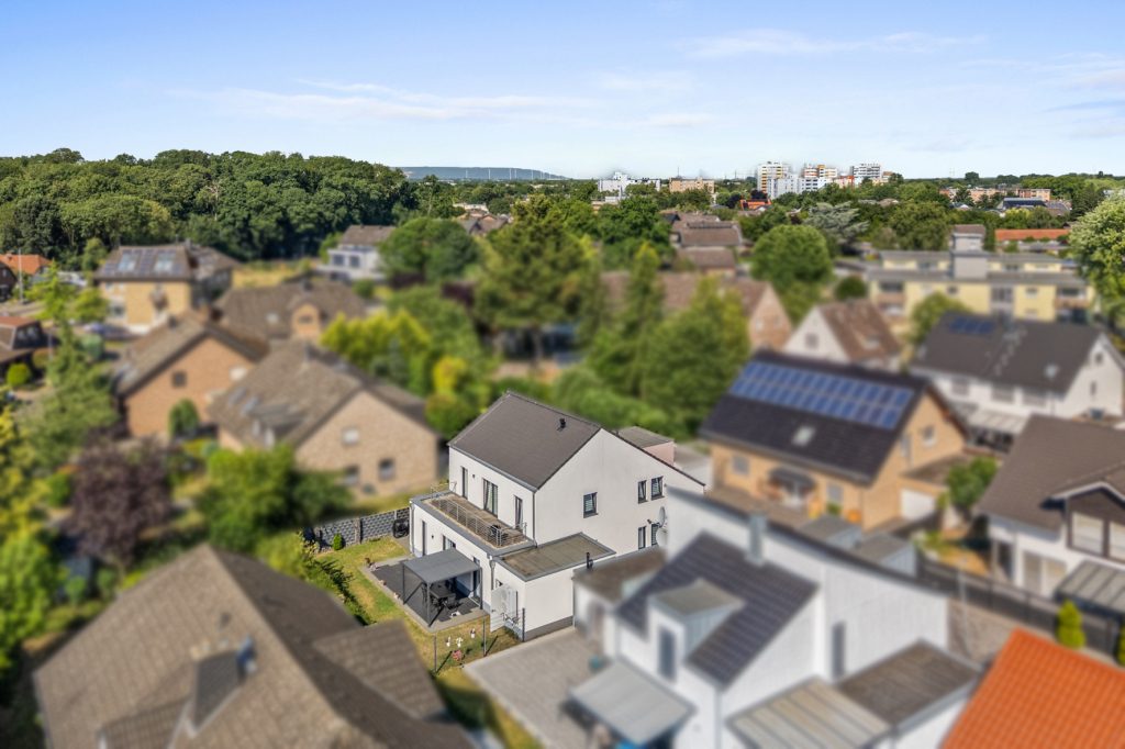 Gütelhöfer Immobilien - Immobilienangebot - Bergheim - Alle - Neuwertig und bezugsfrei! Großzügige 4-Zimmer-Erdgeschoss-Wohnung mit Einbauküche und Garten