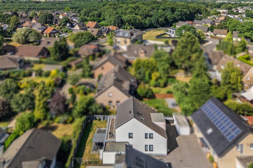Gütelhöfer Immobilien - Immobilienangebot - Bergheim - Alle - Neuwertig und bezugsfrei! Großzügige 4-Zimmer-Erdgeschoss-Wohnung mit Einbauküche und Garten